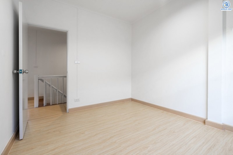 บ้านมือสองตกแต่งใหม่ ม.บุศรินทร์วงแหวน (บ้านกล้วย-ไทรน้อย) โครงการคุณภาพแบรนด์ **L&H** เนื้อที่ 21 ตร.ว. ตกแต่งจัดเต็ม! ฟังก์ชั่นสุดคุ้ม! 3 ห้องนอน 2 ห้องน้ำ ครบครันทั้งครัวเคาน์เตอร์+โรงรถ ตอบโจทย์ทุกการอยู่อาศัย บนทำเลคุณภาพ! ใกล้ถนนใหญ่ เซ็นทรัลเวสต์เกต และ รถไฟฟ้าสถานี "คลองบางไผ่"