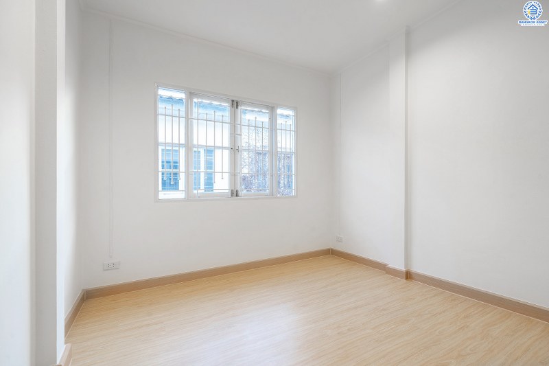 บ้านมือสองตกแต่งใหม่ ม.บุศรินทร์วงแหวน (บ้านกล้วย-ไทรน้อย) โครงการคุณภาพแบรนด์ **L&H** เนื้อที่ 21 ตร.ว. ตกแต่งจัดเต็ม! ฟังก์ชั่นสุดคุ้ม! 3 ห้องนอน 2 ห้องน้ำ ครบครันทั้งครัวเคาน์เตอร์+โรงรถ ตอบโจทย์ทุกการอยู่อาศัย บนทำเลคุณภาพ! ใกล้ถนนใหญ่ เซ็นทรัลเวสต์เกต และ รถไฟฟ้าสถานี "คลองบางไผ่"