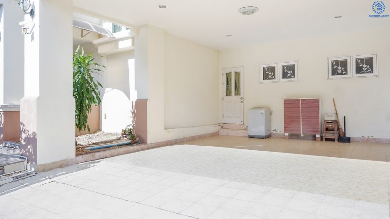 บ้านเดี่ยวมือสองนนทบุรี เนื้อที่ 68.1 ตร.ว. ห้องมุม! ม.บ้านเบญญาภา ราชพฤกษ์-วงเวียนพระรามห้า หลังใหญ่พื้นที่ใช้สอยกว่า 260 ตร.ม. 4นอน 5น้ำ จอดรถได้ 2 คัน พร้อมเฟอร์นิเจอร์บิ้วอินท์ทั้งหลัง!! บนทำเลโซนเมือง! โครงการอยู่ตรงข้ามเดอะ คริสตัล เอสบี ราชพฤกษ์ เชื่อมต่อปิ่นเกล้า-สาทร ได้อย่างรวดเร็ว ใกล้จุดขึ้นทางด่วน "ศรีรัช"