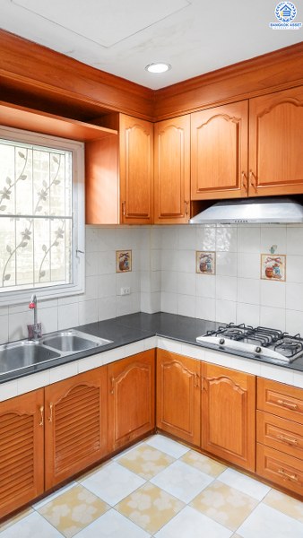 บ้านเดี่ยวมือสองนนทบุรี เนื้อที่ 68.1 ตร.ว. ห้องมุม! ม.บ้านเบญญาภา ราชพฤกษ์-วงเวียนพระรามห้า หลังใหญ่พื้นที่ใช้สอยกว่า 260 ตร.ม. 4นอน 5น้ำ จอดรถได้ 2 คัน พร้อมเฟอร์นิเจอร์บิ้วอินท์ทั้งหลัง!! บนทำเลโซนเมือง! โครงการอยู่ตรงข้ามเดอะ คริสตัล เอสบี ราชพฤกษ์ เชื่อมต่อปิ่นเกล้า-สาทร ได้อย่างรวดเร็ว ใกล้จุดขึ้นทางด่วน "ศรีรัช"