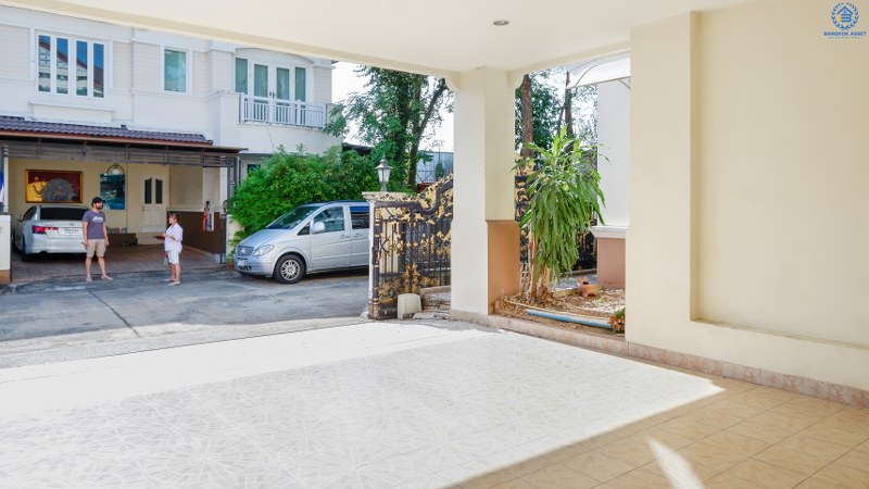 บ้านเดี่ยวมือสองนนทบุรี เนื้อที่ 68.1 ตร.ว. ห้องมุม! ม.บ้านเบญญาภา ราชพฤกษ์-วงเวียนพระรามห้า หลังใหญ่พื้นที่ใช้สอยกว่า 260 ตร.ม. 4นอน 5น้ำ จอดรถได้ 2 คัน พร้อมเฟอร์นิเจอร์บิ้วอินท์ทั้งหลัง!! บนทำเลโซนเมือง! โครงการอยู่ตรงข้ามเดอะ คริสตัล เอสบี ราชพฤกษ์ เชื่อมต่อปิ่นเกล้า-สาทร ได้อย่างรวดเร็ว ใกล้จุดขึ้นทางด่วน "ศรีรัช"