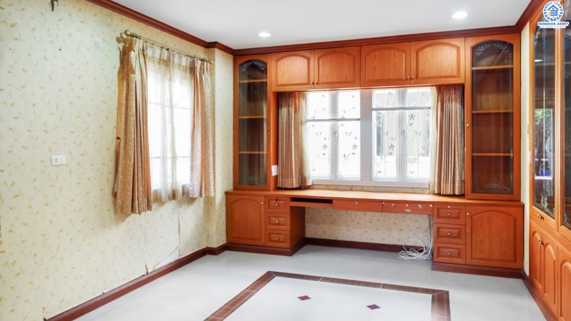 บ้านเดี่ยวมือสองนนทบุรี เนื้อที่ 68.1 ตร.ว. ห้องมุม! ม.บ้านเบญญาภา ราชพฤกษ์-วงเวียนพระรามห้า หลังใหญ่พื้นที่ใช้สอยกว่า 260 ตร.ม. 4นอน 5น้ำ จอดรถได้ 2 คัน พร้อมเฟอร์นิเจอร์บิ้วอินท์ทั้งหลัง!! บนทำเลโซนเมือง! โครงการอยู่ตรงข้ามเดอะ คริสตัล เอสบี ราชพฤกษ์ เชื่อมต่อปิ่นเกล้า-สาทร ได้อย่างรวดเร็ว ใกล้จุดขึ้นทางด่วน "ศรีรัช"