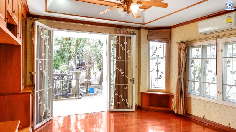 บ้านเดี่ยวมือสองนนทบุรี เนื้อที่ 68.1 ตร.ว. ห้องมุม! ม.บ้านเบญญาภา ราชพฤกษ์-วงเวียนพระรามห้า หลังใหญ่พื้นที่ใช้สอยกว่า 260 ตร.ม. 4นอน 5น้ำ จอดรถได้ 2 คัน พร้อมเฟอร์นิเจอร์บิ้วอินท์ทั้งหลัง!! บนทำเลโซนเมือง! โครงการอยู่ตรงข้ามเดอะ คริสตัล เอสบี ราชพฤกษ์ เชื่อมต่อปิ่นเกล้า-สาทร ได้อย่างรวดเร็ว ใกล้จุดขึ้นทางด่วน "ศรีรัช"