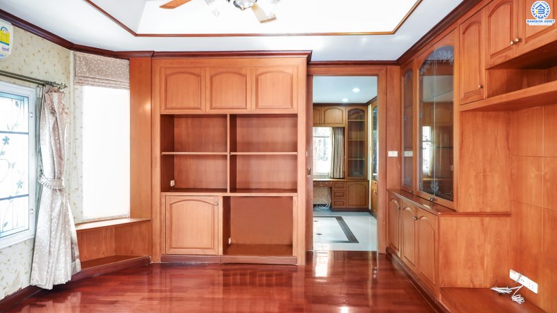 บ้านเดี่ยวมือสองนนทบุรี เนื้อที่ 68.1 ตร.ว. ห้องมุม! ม.บ้านเบญญาภา ราชพฤกษ์-วงเวียนพระรามห้า หลังใหญ่พื้นที่ใช้สอยกว่า 260 ตร.ม. 4นอน 5น้ำ จอดรถได้ 2 คัน พร้อมเฟอร์นิเจอร์บิ้วอินท์ทั้งหลัง!! บนทำเลโซนเมือง! โครงการอยู่ตรงข้ามเดอะ คริสตัล เอสบี ราชพฤกษ์ เชื่อมต่อปิ่นเกล้า-สาทร ได้อย่างรวดเร็ว ใกล้จุดขึ้นทางด่วน "ศรีรัช"