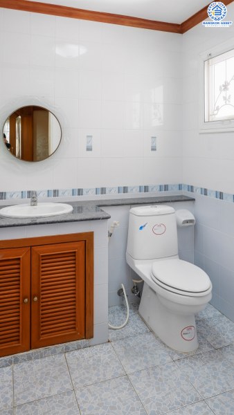 บ้านเดี่ยวมือสองนนทบุรี เนื้อที่ 68.1 ตร.ว. ห้องมุม! ม.บ้านเบญญาภา ราชพฤกษ์-วงเวียนพระรามห้า หลังใหญ่พื้นที่ใช้สอยกว่า 260 ตร.ม. 4นอน 5น้ำ จอดรถได้ 2 คัน พร้อมเฟอร์นิเจอร์บิ้วอินท์ทั้งหลัง!! บนทำเลโซนเมือง! โครงการอยู่ตรงข้ามเดอะ คริสตัล เอสบี ราชพฤกษ์ เชื่อมต่อปิ่นเกล้า-สาทร ได้อย่างรวดเร็ว ใกล้จุดขึ้นทางด่วน "ศรีรัช"