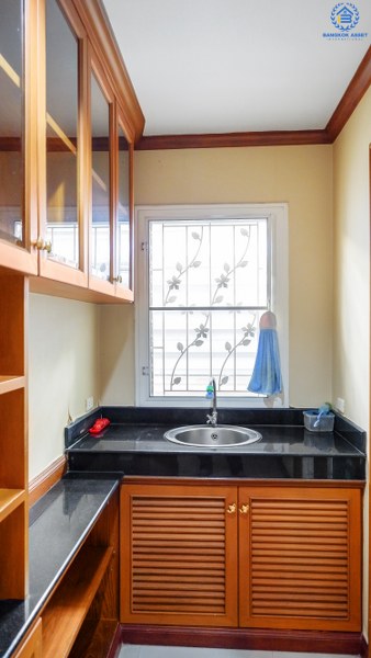 บ้านเดี่ยวมือสองนนทบุรี เนื้อที่ 68.1 ตร.ว. ห้องมุม! ม.บ้านเบญญาภา ราชพฤกษ์-วงเวียนพระรามห้า หลังใหญ่พื้นที่ใช้สอยกว่า 260 ตร.ม. 4นอน 5น้ำ จอดรถได้ 2 คัน พร้อมเฟอร์นิเจอร์บิ้วอินท์ทั้งหลัง!! บนทำเลโซนเมือง! โครงการอยู่ตรงข้ามเดอะ คริสตัล เอสบี ราชพฤกษ์ เชื่อมต่อปิ่นเกล้า-สาทร ได้อย่างรวดเร็ว ใกล้จุดขึ้นทางด่วน "ศรีรัช"