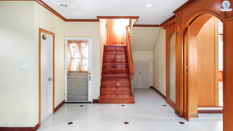 บ้านเดี่ยวมือสองนนทบุรี เนื้อที่ 68.1 ตร.ว. ห้องมุม! ม.บ้านเบญญาภา ราชพฤกษ์-วงเวียนพระรามห้า หลังใหญ่พื้นที่ใช้สอยกว่า 260 ตร.ม. 4นอน 5น้ำ จอดรถได้ 2 คัน พร้อมเฟอร์นิเจอร์บิ้วอินท์ทั้งหลัง!! บนทำเลโซนเมือง! โครงการอยู่ตรงข้ามเดอะ คริสตัล เอสบี ราชพฤกษ์ เชื่อมต่อปิ่นเกล้า-สาทร ได้อย่างรวดเร็ว ใกล้จุดขึ้นทางด่วน "ศรีรัช"