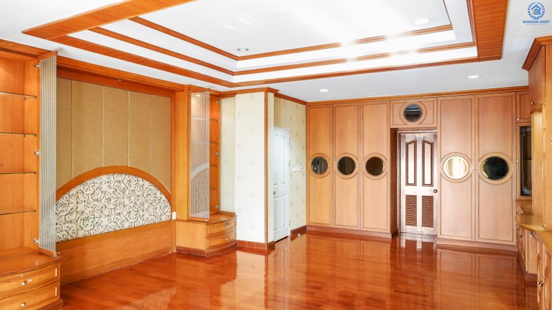 บ้านเดี่ยวมือสองนนทบุรี เนื้อที่ 68.1 ตร.ว. ห้องมุม! ม.บ้านเบญญาภา ราชพฤกษ์-วงเวียนพระรามห้า หลังใหญ่พื้นที่ใช้สอยกว่า 260 ตร.ม. 4นอน 5น้ำ จอดรถได้ 2 คัน พร้อมเฟอร์นิเจอร์บิ้วอินท์ทั้งหลัง!! บนทำเลโซนเมือง! โครงการอยู่ตรงข้ามเดอะ คริสตัล เอสบี ราชพฤกษ์ เชื่อมต่อปิ่นเกล้า-สาทร ได้อย่างรวดเร็ว ใกล้จุดขึ้นทางด่วน "ศรีรัช"