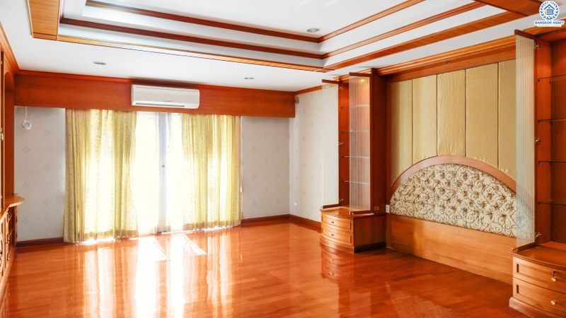 บ้านเดี่ยวมือสองนนทบุรี เนื้อที่ 68.1 ตร.ว. ห้องมุม! ม.บ้านเบญญาภา ราชพฤกษ์-วงเวียนพระรามห้า หลังใหญ่พื้นที่ใช้สอยกว่า 260 ตร.ม. 4นอน 5น้ำ จอดรถได้ 2 คัน พร้อมเฟอร์นิเจอร์บิ้วอินท์ทั้งหลัง!! บนทำเลโซนเมือง! โครงการอยู่ตรงข้ามเดอะ คริสตัล เอสบี ราชพฤกษ์ เชื่อมต่อปิ่นเกล้า-สาทร ได้อย่างรวดเร็ว ใกล้จุดขึ้นทางด่วน "ศรีรัช"