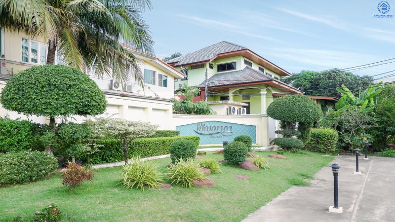 บ้านเดี่ยวมือสองนนทบุรี เนื้อที่ 68.1 ตร.ว. ห้องมุม! ม.บ้านเบญญาภา ราชพฤกษ์-วงเวียนพระรามห้า หลังใหญ่พื้นที่ใช้สอยกว่า 260 ตร.ม. 4นอน 5น้ำ จอดรถได้ 2 คัน พร้อมเฟอร์นิเจอร์บิ้วอินท์ทั้งหลัง!! บนทำเลโซนเมือง! โครงการอยู่ตรงข้ามเดอะ คริสตัล เอสบี ราชพฤกษ์ เชื่อมต่อปิ่นเกล้า-สาทร ได้อย่างรวดเร็ว ใกล้จุดขึ้นทางด่วน "ศรีรัช"