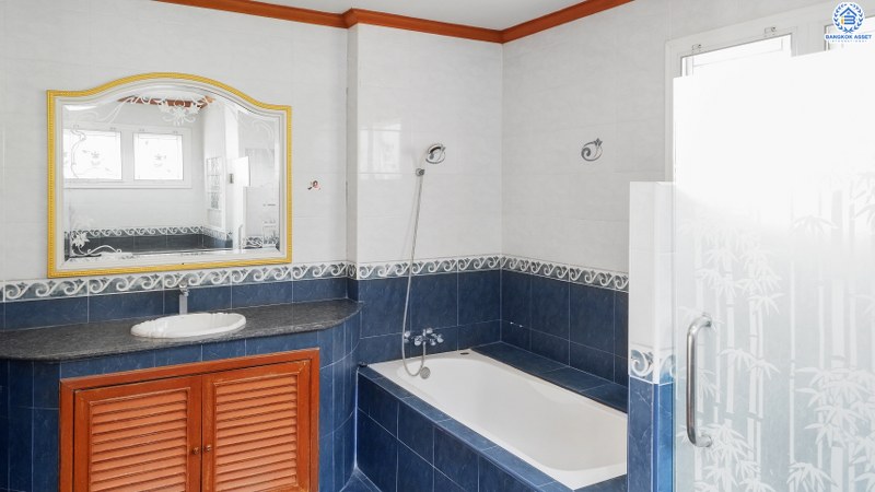 บ้านเดี่ยวมือสองนนทบุรี เนื้อที่ 68.1 ตร.ว. ห้องมุม! ม.บ้านเบญญาภา ราชพฤกษ์-วงเวียนพระรามห้า หลังใหญ่พื้นที่ใช้สอยกว่า 260 ตร.ม. 4นอน 5น้ำ จอดรถได้ 2 คัน พร้อมเฟอร์นิเจอร์บิ้วอินท์ทั้งหลัง!! บนทำเลโซนเมือง! โครงการอยู่ตรงข้ามเดอะ คริสตัล เอสบี ราชพฤกษ์ เชื่อมต่อปิ่นเกล้า-สาทร ได้อย่างรวดเร็ว ใกล้จุดขึ้นทางด่วน "ศรีรัช"