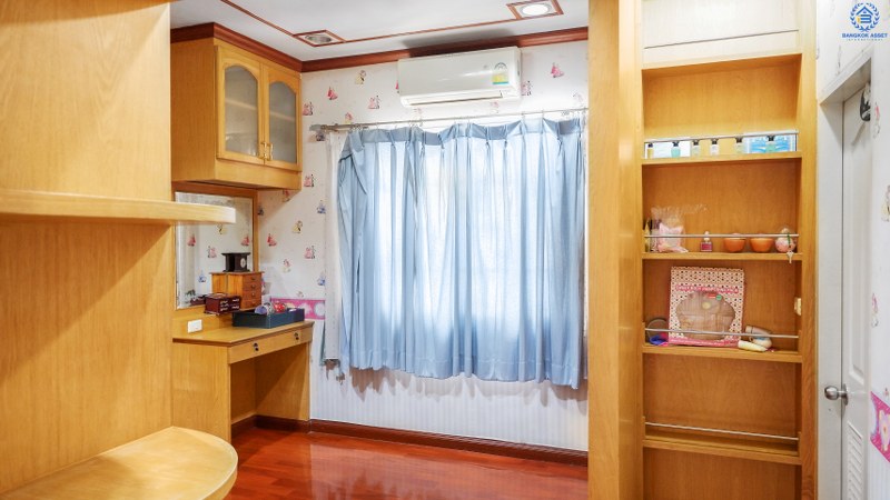 บ้านเดี่ยวมือสองนนทบุรี เนื้อที่ 68.1 ตร.ว. ห้องมุม! ม.บ้านเบญญาภา ราชพฤกษ์-วงเวียนพระรามห้า หลังใหญ่พื้นที่ใช้สอยกว่า 260 ตร.ม. 4นอน 5น้ำ จอดรถได้ 2 คัน พร้อมเฟอร์นิเจอร์บิ้วอินท์ทั้งหลัง!! บนทำเลโซนเมือง! โครงการอยู่ตรงข้ามเดอะ คริสตัล เอสบี ราชพฤกษ์ เชื่อมต่อปิ่นเกล้า-สาทร ได้อย่างรวดเร็ว ใกล้จุดขึ้นทางด่วน "ศรีรัช"