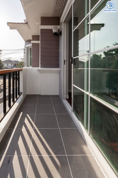 บ้านเดี่ยวมือสองตกแต่งใหม่ ม.มัณฑนา ศาลายา-บรมราชชนนี (ใกล้ ม.มหิดล) เริ่มต้นชีวิต พร้อมสังคมคุณภาพ LH บนเนื้อที่ 60 ตร.ว. ฟังก์ชั่น 3นอน 3น้ำ 2ที่จอดรถ พื้นที่ส่วนกลางครบครัน ทำเลดีที่สุด! หน้าโครงการติดถ.เลียบคลองทวีวัฒนา เชื่อมต่อถนนหลายสาย ใกล้เซ็นทรัลศาลายา ตลาดองค์พระ และสถานศึกษาชั้นนำมากมาย