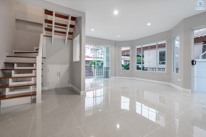 บ้านมือสองตกแต่งใหม่ สไตล์อบอุ่น โครงการ ชลลดา บางใหญ่-เซ็นทรัลเวสต์เกต (ซ.วัดลาดปลาดุก) บ้านพร้อมอยู่ คุณภาพ LH เนื้อที่ 52.5 ตร.ว. ฟังก์ชั่น 3นอน 2น้ำ พร้อมสิ่งอำนวยความสะดวกภายในโครงการครบครัน บนทำเลศักยภาพ ติดถนนใหญ่ ใกล้ถ.กาญจนาภิเษก เพียง 10 นาทีถึงรถไฟฟ้า "สถานีคลองบางไผ่"