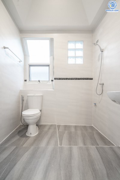 บ้านมือสองตกแต่งใหม่ สไตล์อบอุ่น โครงการ ชลลดา บางใหญ่-เซ็นทรัลเวสต์เกต (ซ.วัดลาดปลาดุก) บ้านพร้อมอยู่ คุณภาพ LH เนื้อที่ 52.5 ตร.ว. ฟังก์ชั่น 3นอน 2น้ำ พร้อมสิ่งอำนวยความสะดวกภายในโครงการครบครัน บนทำเลศักยภาพ ติดถนนใหญ่ ใกล้ถ.กาญจนาภิเษก เพียง 10 นาทีถึงรถไฟฟ้า "สถานีคลองบางไผ่"