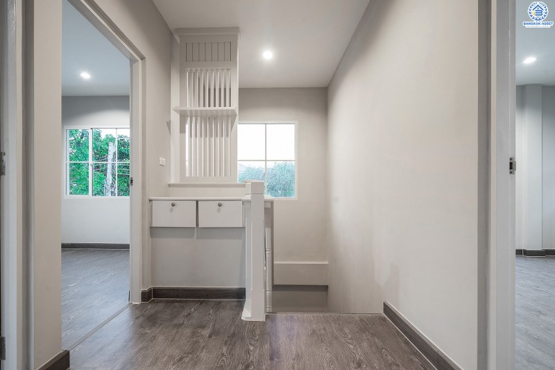 บ้านมือสองตกแต่งใหม่ สไตล์อบอุ่น โครงการ ชลลดา บางใหญ่-เซ็นทรัลเวสต์เกต (ซ.วัดลาดปลาดุก) บ้านพร้อมอยู่ คุณภาพ LH เนื้อที่ 52.5 ตร.ว. ฟังก์ชั่น 3นอน 2น้ำ พร้อมสิ่งอำนวยความสะดวกภายในโครงการครบครัน บนทำเลศักยภาพ ติดถนนใหญ่ ใกล้ถ.กาญจนาภิเษก เพียง 10 นาทีถึงรถไฟฟ้า "สถานีคลองบางไผ่"