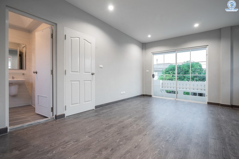 บ้านมือสองตกแต่งใหม่ สไตล์อบอุ่น โครงการ ชลลดา บางใหญ่-เซ็นทรัลเวสต์เกต (ซ.วัดลาดปลาดุก) บ้านพร้อมอยู่ คุณภาพ LH เนื้อที่ 52.5 ตร.ว. ฟังก์ชั่น 3นอน 2น้ำ พร้อมสิ่งอำนวยความสะดวกภายในโครงการครบครัน บนทำเลศักยภาพ ติดถนนใหญ่ ใกล้ถ.กาญจนาภิเษก เพียง 10 นาทีถึงรถไฟฟ้า "สถานีคลองบางไผ่"