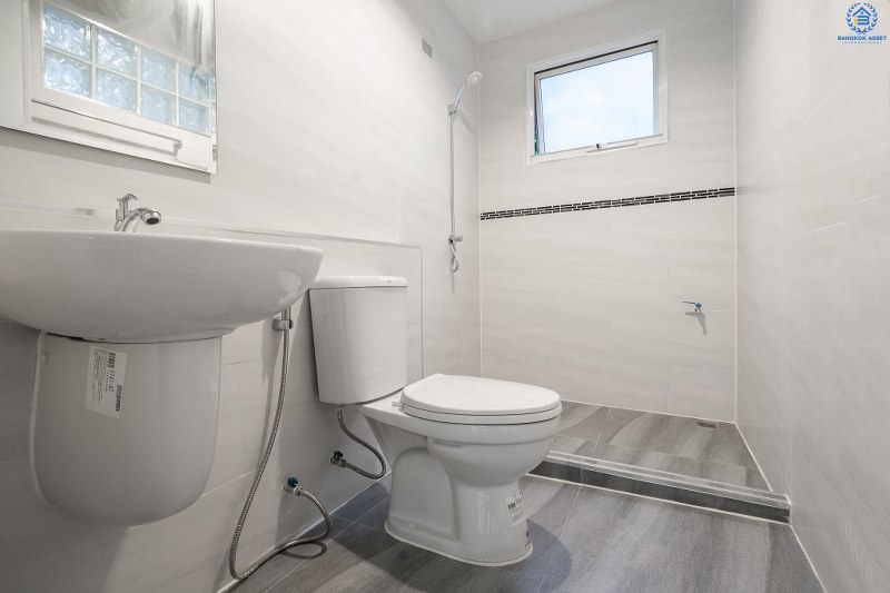 บ้านมือสองตกแต่งใหม่ สไตล์อบอุ่น โครงการ ชลลดา บางใหญ่-เซ็นทรัลเวสต์เกต (ซ.วัดลาดปลาดุก) บ้านพร้อมอยู่ คุณภาพ LH เนื้อที่ 52.5 ตร.ว. ฟังก์ชั่น 3นอน 2น้ำ พร้อมสิ่งอำนวยความสะดวกภายในโครงการครบครัน บนทำเลศักยภาพ ติดถนนใหญ่ ใกล้ถ.กาญจนาภิเษก เพียง 10 นาทีถึงรถไฟฟ้า "สถานีคลองบางไผ่"