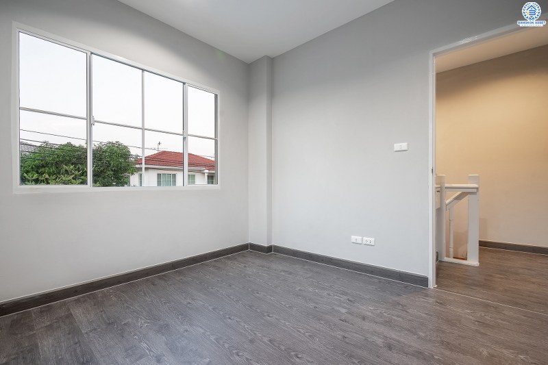 บ้านมือสองตกแต่งใหม่ สไตล์อบอุ่น โครงการ ชลลดา บางใหญ่-เซ็นทรัลเวสต์เกต (ซ.วัดลาดปลาดุก) บ้านพร้อมอยู่ คุณภาพ LH เนื้อที่ 52.5 ตร.ว. ฟังก์ชั่น 3นอน 2น้ำ พร้อมสิ่งอำนวยความสะดวกภายในโครงการครบครัน บนทำเลศักยภาพ ติดถนนใหญ่ ใกล้ถ.กาญจนาภิเษก เพียง 10 นาทีถึงรถไฟฟ้า "สถานีคลองบางไผ่"