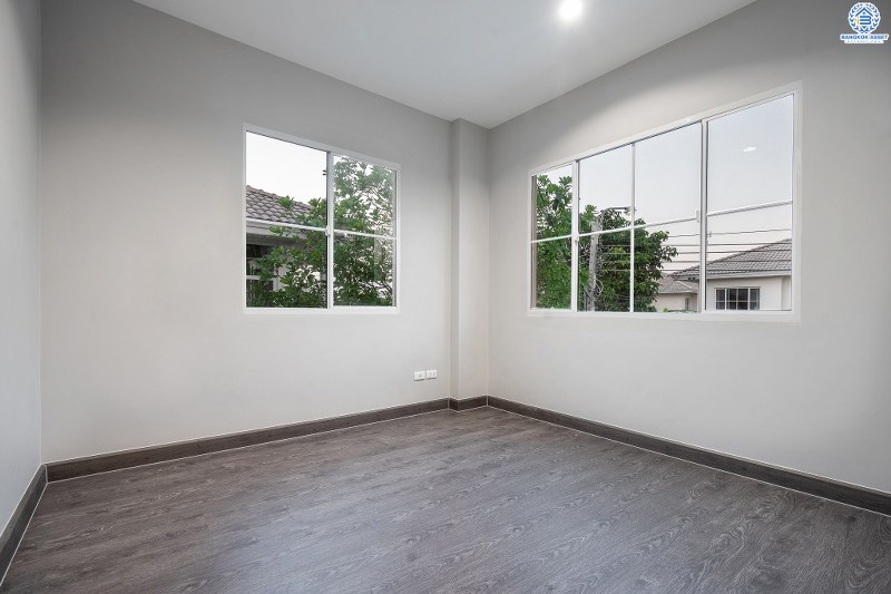 บ้านมือสองตกแต่งใหม่ สไตล์อบอุ่น โครงการ ชลลดา บางใหญ่-เซ็นทรัลเวสต์เกต (ซ.วัดลาดปลาดุก) บ้านพร้อมอยู่ คุณภาพ LH เนื้อที่ 52.5 ตร.ว. ฟังก์ชั่น 3นอน 2น้ำ พร้อมสิ่งอำนวยความสะดวกภายในโครงการครบครัน บนทำเลศักยภาพ ติดถนนใหญ่ ใกล้ถ.กาญจนาภิเษก เพียง 10 นาทีถึงรถไฟฟ้า "สถานีคลองบางไผ่"