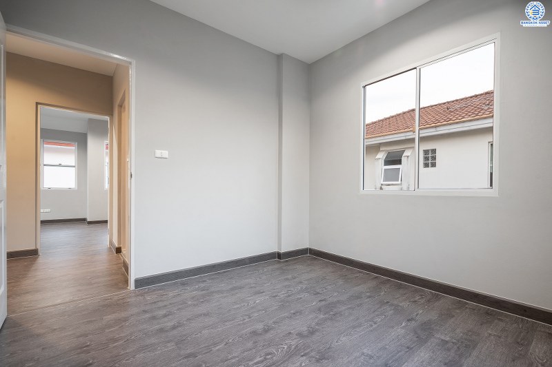 บ้านมือสองตกแต่งใหม่ สไตล์อบอุ่น โครงการ ชลลดา บางใหญ่-เซ็นทรัลเวสต์เกต (ซ.วัดลาดปลาดุก) บ้านพร้อมอยู่ คุณภาพ LH เนื้อที่ 52.5 ตร.ว. ฟังก์ชั่น 3นอน 2น้ำ พร้อมสิ่งอำนวยความสะดวกภายในโครงการครบครัน บนทำเลศักยภาพ ติดถนนใหญ่ ใกล้ถ.กาญจนาภิเษก เพียง 10 นาทีถึงรถไฟฟ้า "สถานีคลองบางไผ่"