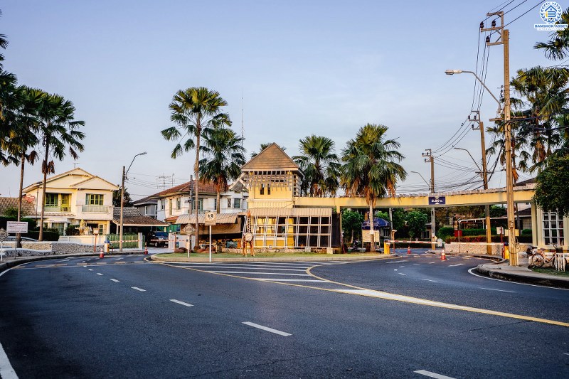 บ้านมือสองตกแต่งใหม่ สไตล์อบอุ่น โครงการ ชลลดา บางใหญ่-เซ็นทรัลเวสต์เกต (ซ.วัดลาดปลาดุก) บ้านพร้อมอยู่ คุณภาพ LH เนื้อที่ 52.5 ตร.ว. ฟังก์ชั่น 3นอน 2น้ำ พร้อมสิ่งอำนวยความสะดวกภายในโครงการครบครัน บนทำเลศักยภาพ ติดถนนใหญ่ ใกล้ถ.กาญจนาภิเษก เพียง 10 นาทีถึงรถไฟฟ้า "สถานีคลองบางไผ่"