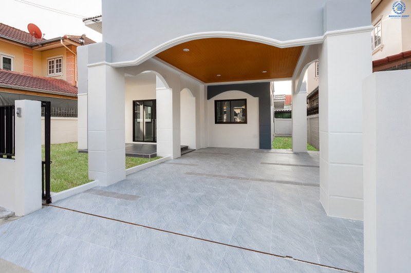 บ้านมือสองตกแต่งใหม่ พื้นที่กว้าง หมู่บ้าน ช.รุ่งเรือง6 ติดถ.บางกรวย-ไทรน้อย พื้นที่ใช้สอยกว่า 215 ตร.ม. ฟังก์ชั่น 3นอน 2น้ำ ตกแต่งพร้อมอยู่ ครบครันทุกการอยู่อาศัย บนทำเลศักยภาพ ใกล้เซ็นทรัลเวสท์เกต ,เซ็นทรัลรัตนาธิเบศร์ เดินทางสะดวกสุดๆ เพียง 5 นาทีถึงรถไฟฟ้าสถานี "บางพลู"  ในราคาสุดพิเศษ ถูกกว่านี้ไม่มีอีกแล้ว!!