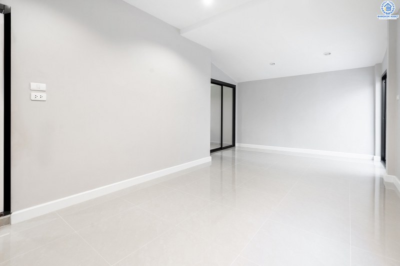 บ้านมือสองตกแต่งใหม่ พื้นที่กว้าง หมู่บ้าน ช.รุ่งเรือง6 ติดถ.บางกรวย-ไทรน้อย พื้นที่ใช้สอยกว่า 215 ตร.ม. ฟังก์ชั่น 3นอน 2น้ำ ตกแต่งพร้อมอยู่ ครบครันทุกการอยู่อาศัย บนทำเลศักยภาพ ใกล้เซ็นทรัลเวสท์เกต ,เซ็นทรัลรัตนาธิเบศร์ เดินทางสะดวกสุดๆ เพียง 5 นาทีถึงรถไฟฟ้าสถานี "บางพลู"  ในราคาสุดพิเศษ ถูกกว่านี้ไม่มีอีกแล้ว!!