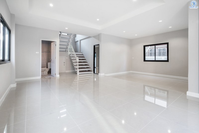 บ้านมือสองตกแต่งใหม่ พื้นที่กว้าง หมู่บ้าน ช.รุ่งเรือง6 ติดถ.บางกรวย-ไทรน้อย พื้นที่ใช้สอยกว่า 215 ตร.ม. ฟังก์ชั่น 3นอน 2น้ำ ตกแต่งพร้อมอยู่ ครบครันทุกการอยู่อาศัย บนทำเลศักยภาพ ใกล้เซ็นทรัลเวสท์เกต ,เซ็นทรัลรัตนาธิเบศร์ เดินทางสะดวกสุดๆ เพียง 5 นาทีถึงรถไฟฟ้าสถานี "บางพลู"  ในราคาสุดพิเศษ ถูกกว่านี้ไม่มีอีกแล้ว!!