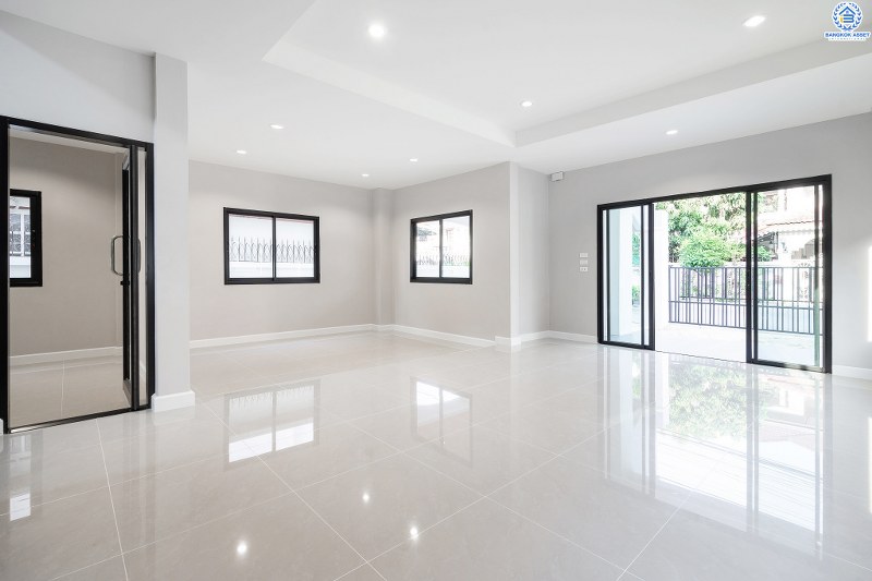 บ้านมือสองตกแต่งใหม่ พื้นที่กว้าง หมู่บ้าน ช.รุ่งเรือง6 ติดถ.บางกรวย-ไทรน้อย พื้นที่ใช้สอยกว่า 215 ตร.ม. ฟังก์ชั่น 3นอน 2น้ำ ตกแต่งพร้อมอยู่ ครบครันทุกการอยู่อาศัย บนทำเลศักยภาพ ใกล้เซ็นทรัลเวสท์เกต ,เซ็นทรัลรัตนาธิเบศร์ เดินทางสะดวกสุดๆ เพียง 5 นาทีถึงรถไฟฟ้าสถานี "บางพลู"  ในราคาสุดพิเศษ ถูกกว่านี้ไม่มีอีกแล้ว!!