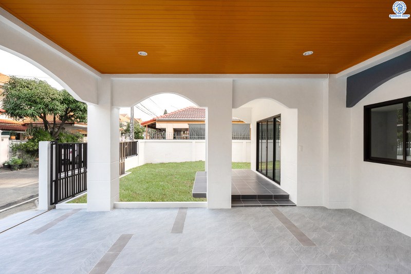 บ้านมือสองตกแต่งใหม่ พื้นที่กว้าง หมู่บ้าน ช.รุ่งเรือง6 ติดถ.บางกรวย-ไทรน้อย พื้นที่ใช้สอยกว่า 215 ตร.ม. ฟังก์ชั่น 3นอน 2น้ำ ตกแต่งพร้อมอยู่ ครบครันทุกการอยู่อาศัย บนทำเลศักยภาพ ใกล้เซ็นทรัลเวสท์เกต ,เซ็นทรัลรัตนาธิเบศร์ เดินทางสะดวกสุดๆ เพียง 5 นาทีถึงรถไฟฟ้าสถานี "บางพลู"  ในราคาสุดพิเศษ ถูกกว่านี้ไม่มีอีกแล้ว!!