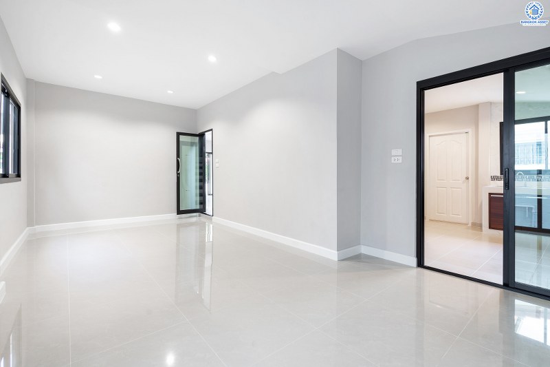 บ้านมือสองตกแต่งใหม่ พื้นที่กว้าง หมู่บ้าน ช.รุ่งเรือง6 ติดถ.บางกรวย-ไทรน้อย พื้นที่ใช้สอยกว่า 215 ตร.ม. ฟังก์ชั่น 3นอน 2น้ำ ตกแต่งพร้อมอยู่ ครบครันทุกการอยู่อาศัย บนทำเลศักยภาพ ใกล้เซ็นทรัลเวสท์เกต ,เซ็นทรัลรัตนาธิเบศร์ เดินทางสะดวกสุดๆ เพียง 5 นาทีถึงรถไฟฟ้าสถานี "บางพลู"  ในราคาสุดพิเศษ ถูกกว่านี้ไม่มีอีกแล้ว!!