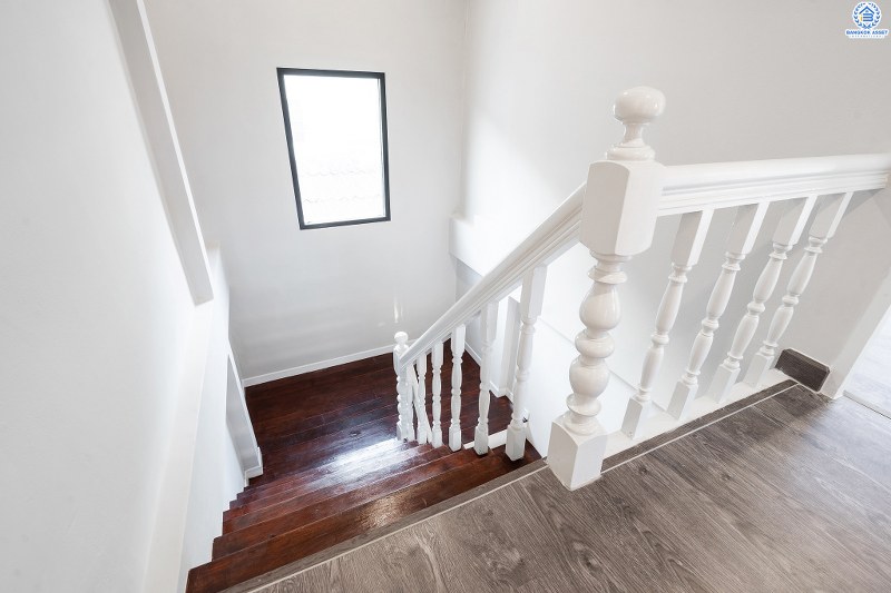 บ้านมือสองตกแต่งใหม่ พื้นที่กว้าง หมู่บ้าน ช.รุ่งเรือง6 ติดถ.บางกรวย-ไทรน้อย พื้นที่ใช้สอยกว่า 215 ตร.ม. ฟังก์ชั่น 3นอน 2น้ำ ตกแต่งพร้อมอยู่ ครบครันทุกการอยู่อาศัย บนทำเลศักยภาพ ใกล้เซ็นทรัลเวสท์เกต ,เซ็นทรัลรัตนาธิเบศร์ เดินทางสะดวกสุดๆ เพียง 5 นาทีถึงรถไฟฟ้าสถานี "บางพลู"  ในราคาสุดพิเศษ ถูกกว่านี้ไม่มีอีกแล้ว!!