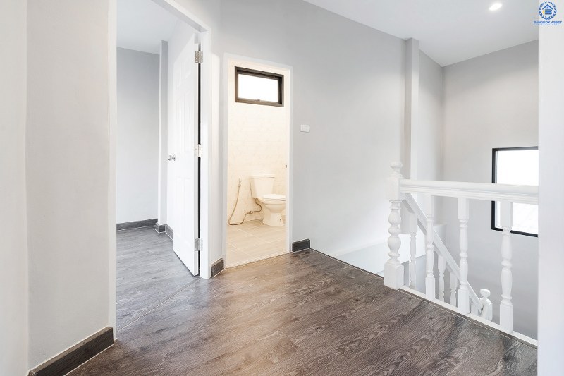 บ้านมือสองตกแต่งใหม่ พื้นที่กว้าง หมู่บ้าน ช.รุ่งเรือง6 ติดถ.บางกรวย-ไทรน้อย พื้นที่ใช้สอยกว่า 215 ตร.ม. ฟังก์ชั่น 3นอน 2น้ำ ตกแต่งพร้อมอยู่ ครบครันทุกการอยู่อาศัย บนทำเลศักยภาพ ใกล้เซ็นทรัลเวสท์เกต ,เซ็นทรัลรัตนาธิเบศร์ เดินทางสะดวกสุดๆ เพียง 5 นาทีถึงรถไฟฟ้าสถานี "บางพลู"  ในราคาสุดพิเศษ ถูกกว่านี้ไม่มีอีกแล้ว!!