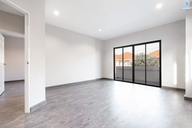 บ้านมือสองตกแต่งใหม่ พื้นที่กว้าง หมู่บ้าน ช.รุ่งเรือง6 ติดถ.บางกรวย-ไทรน้อย พื้นที่ใช้สอยกว่า 215 ตร.ม. ฟังก์ชั่น 3นอน 2น้ำ ตกแต่งพร้อมอยู่ ครบครันทุกการอยู่อาศัย บนทำเลศักยภาพ ใกล้เซ็นทรัลเวสท์เกต ,เซ็นทรัลรัตนาธิเบศร์ เดินทางสะดวกสุดๆ เพียง 5 นาทีถึงรถไฟฟ้าสถานี "บางพลู"  ในราคาสุดพิเศษ ถูกกว่านี้ไม่มีอีกแล้ว!!