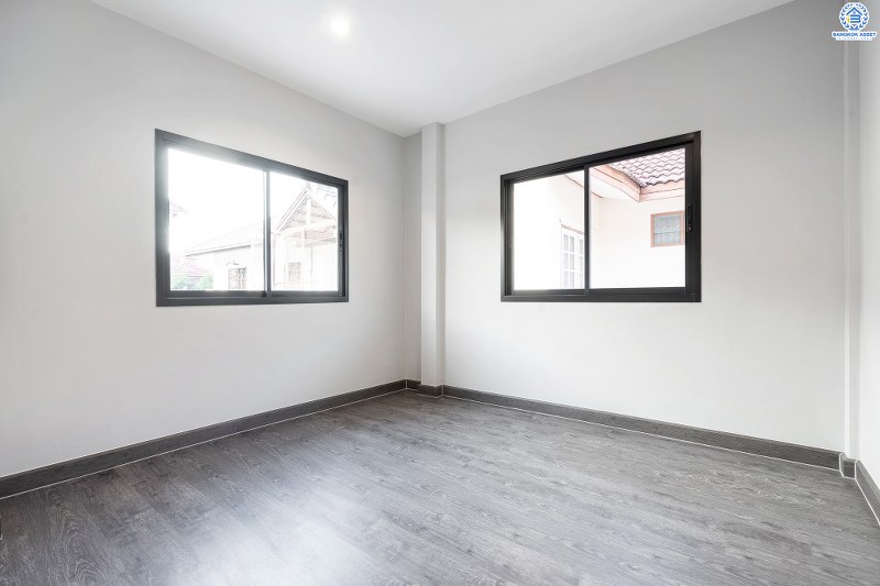 บ้านมือสองตกแต่งใหม่ พื้นที่กว้าง หมู่บ้าน ช.รุ่งเรือง6 ติดถ.บางกรวย-ไทรน้อย พื้นที่ใช้สอยกว่า 215 ตร.ม. ฟังก์ชั่น 3นอน 2น้ำ ตกแต่งพร้อมอยู่ ครบครันทุกการอยู่อาศัย บนทำเลศักยภาพ ใกล้เซ็นทรัลเวสท์เกต ,เซ็นทรัลรัตนาธิเบศร์ เดินทางสะดวกสุดๆ เพียง 5 นาทีถึงรถไฟฟ้าสถานี "บางพลู"  ในราคาสุดพิเศษ ถูกกว่านี้ไม่มีอีกแล้ว!!