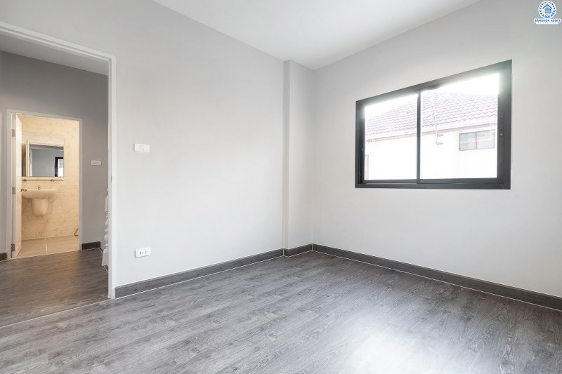 บ้านมือสองตกแต่งใหม่ พื้นที่กว้าง หมู่บ้าน ช.รุ่งเรือง6 ติดถ.บางกรวย-ไทรน้อย พื้นที่ใช้สอยกว่า 215 ตร.ม. ฟังก์ชั่น 3นอน 2น้ำ ตกแต่งพร้อมอยู่ ครบครันทุกการอยู่อาศัย บนทำเลศักยภาพ ใกล้เซ็นทรัลเวสท์เกต ,เซ็นทรัลรัตนาธิเบศร์ เดินทางสะดวกสุดๆ เพียง 5 นาทีถึงรถไฟฟ้าสถานี "บางพลู"  ในราคาสุดพิเศษ ถูกกว่านี้ไม่มีอีกแล้ว!!