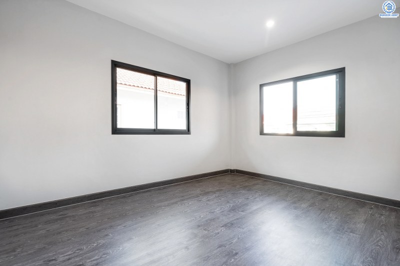 บ้านมือสองตกแต่งใหม่ พื้นที่กว้าง หมู่บ้าน ช.รุ่งเรือง6 ติดถ.บางกรวย-ไทรน้อย พื้นที่ใช้สอยกว่า 215 ตร.ม. ฟังก์ชั่น 3นอน 2น้ำ ตกแต่งพร้อมอยู่ ครบครันทุกการอยู่อาศัย บนทำเลศักยภาพ ใกล้เซ็นทรัลเวสท์เกต ,เซ็นทรัลรัตนาธิเบศร์ เดินทางสะดวกสุดๆ เพียง 5 นาทีถึงรถไฟฟ้าสถานี "บางพลู"  ในราคาสุดพิเศษ ถูกกว่านี้ไม่มีอีกแล้ว!!