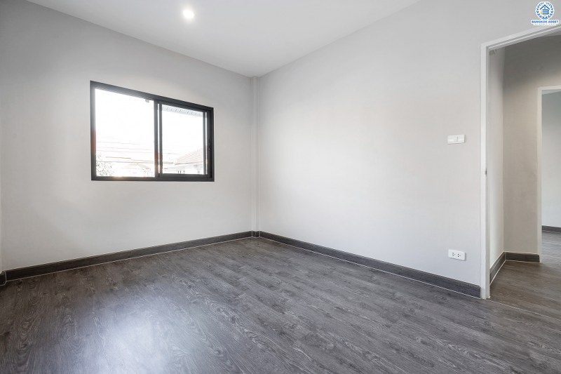 บ้านมือสองตกแต่งใหม่ พื้นที่กว้าง หมู่บ้าน ช.รุ่งเรือง6 ติดถ.บางกรวย-ไทรน้อย พื้นที่ใช้สอยกว่า 215 ตร.ม. ฟังก์ชั่น 3นอน 2น้ำ ตกแต่งพร้อมอยู่ ครบครันทุกการอยู่อาศัย บนทำเลศักยภาพ ใกล้เซ็นทรัลเวสท์เกต ,เซ็นทรัลรัตนาธิเบศร์ เดินทางสะดวกสุดๆ เพียง 5 นาทีถึงรถไฟฟ้าสถานี "บางพลู"  ในราคาสุดพิเศษ ถูกกว่านี้ไม่มีอีกแล้ว!!