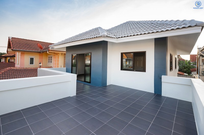 บ้านมือสองตกแต่งใหม่ พื้นที่กว้าง หมู่บ้าน ช.รุ่งเรือง6 ติดถ.บางกรวย-ไทรน้อย พื้นที่ใช้สอยกว่า 215 ตร.ม. ฟังก์ชั่น 3นอน 2น้ำ ตกแต่งพร้อมอยู่ ครบครันทุกการอยู่อาศัย บนทำเลศักยภาพ ใกล้เซ็นทรัลเวสท์เกต ,เซ็นทรัลรัตนาธิเบศร์ เดินทางสะดวกสุดๆ เพียง 5 นาทีถึงรถไฟฟ้าสถานี "บางพลู"  ในราคาสุดพิเศษ ถูกกว่านี้ไม่มีอีกแล้ว!!