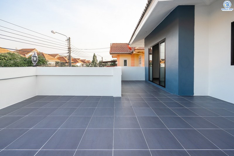 บ้านมือสองตกแต่งใหม่ พื้นที่กว้าง หมู่บ้าน ช.รุ่งเรือง6 ติดถ.บางกรวย-ไทรน้อย พื้นที่ใช้สอยกว่า 215 ตร.ม. ฟังก์ชั่น 3นอน 2น้ำ ตกแต่งพร้อมอยู่ ครบครันทุกการอยู่อาศัย บนทำเลศักยภาพ ใกล้เซ็นทรัลเวสท์เกต ,เซ็นทรัลรัตนาธิเบศร์ เดินทางสะดวกสุดๆ เพียง 5 นาทีถึงรถไฟฟ้าสถานี "บางพลู"  ในราคาสุดพิเศษ ถูกกว่านี้ไม่มีอีกแล้ว!!