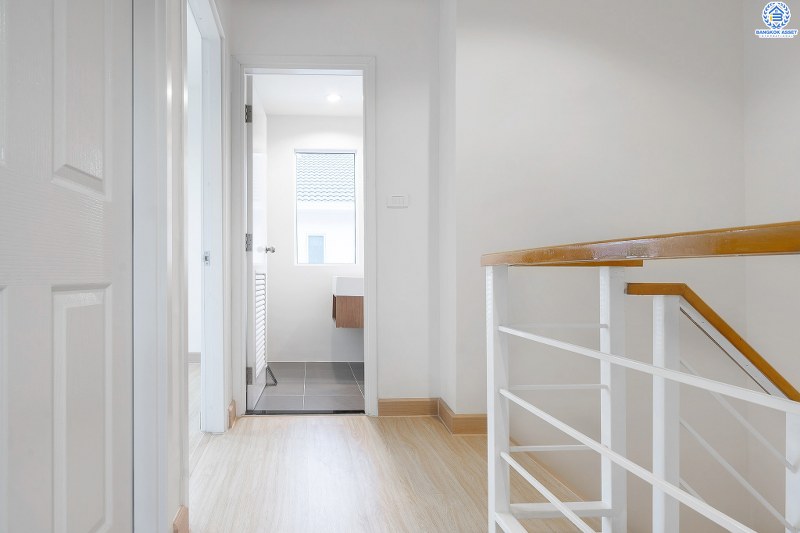 บ้านมือสองตกแต่งใหม่ ห้องมุม! ม.พฤกษาวิลล์28 บางใหญ่-เซ็นทรัลเวสต์เกต (หน้ากว้าง 7.5 เมตร) ความสุขมีครบทุกตารางนิ้ว กับบ้านตกแต่งพร้อมอยู่ เนื้อที่ 26.4 ตร.ว. ฟังก์ชั่น 3นอน 2น้ำ ครบครันทั้งครัวเคาน์เตอร์ และที่จอดรถส่วนตัว บนทำเลสุดสะดวก บนถนนสายหลัก "กาญจนาภิเษก" เพียง 8 นาทีถึงรถไฟฟ้าสถานี ตลาดบางใหญ่