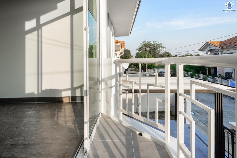 บ้านมือสองตกแต่งใหม่ ม.ภัสสร14 บางใหญ่-กาญจนาฯ (ซ.กันตนา) ที่สุดของความสุข ไปพร้อมกับบ้านหลังใหญ่ เนื้อที่ 53 ตร.ว. ฟังก์ชั่น 3นอน 3น้ำ พื้นที่ใช้สอยกว้างขวาง รองรับกับทุกครอบครัว บนทำเลศักยภาพ โครงการติดถนนใหญ่ เข้า-ออกสะดวก ใกล้เซ็นทรัลเวสต์เกต เดินทางเพียง 10 นาทีถึงจุดขึ้นทางด่วน "ศรีรัช"