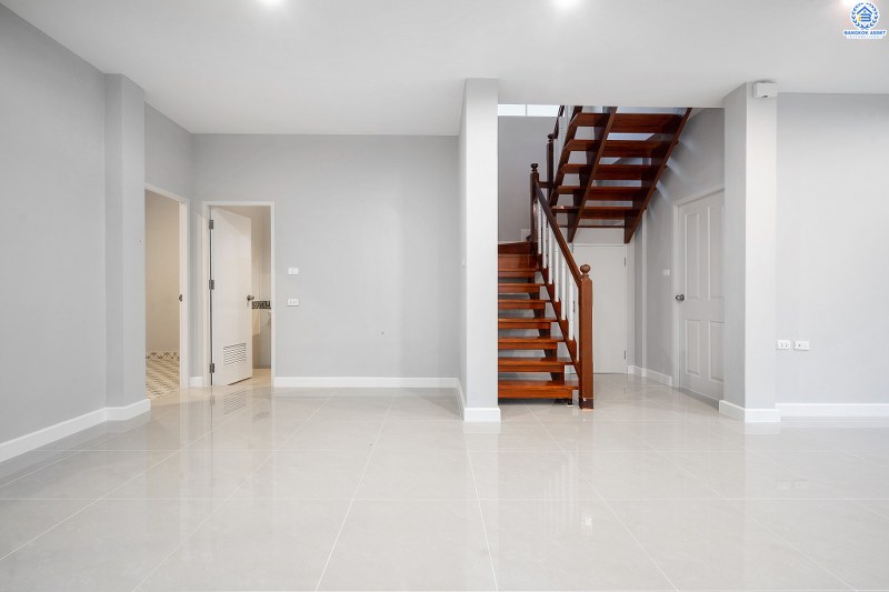 บ้านมือสองตกแต่งใหม่ ห้องมุม! ม.แลนซีโอ วงแหวนฯ-ปิ่นเกล้า (ซ.วัดพระเงิน) พบความสุขเหนือระดับ กับบ้านแฝดฟังก์ชั่นบ้านเดี่ยว โครงการแบรนด์ *ลลิล พร็อพเพอร์ตี้* เนื้อที่ 40.8 ตร.ว. 3นอน 2น้ำ พร้อมพื้นที่ด้านข้าง ครบครันทั้งห้องครัว+ที่จอดรถส่วนตัว บนทำเลใกล้ถนนกาญจนาภิเษก เข้า-ออกได้หลายเส้นทาง *เพียง 6 นาทีถึงจุดขึ้นทางด่วน "ศรีรัช" ในราคาพิเศษ..เพียง 3 ล้านต้นๆ เท่านั้น