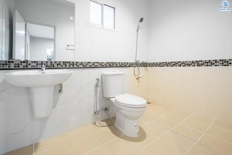 บ้านมือสองตกแต่งใหม่ ห้องมุม! ม.แลนซีโอ วงแหวนฯ-ปิ่นเกล้า (ซ.วัดพระเงิน) พบความสุขเหนือระดับ กับบ้านแฝดฟังก์ชั่นบ้านเดี่ยว โครงการแบรนด์ *ลลิล พร็อพเพอร์ตี้* เนื้อที่ 40.8 ตร.ว. 3นอน 2น้ำ พร้อมพื้นที่ด้านข้าง ครบครันทั้งห้องครัว+ที่จอดรถส่วนตัว บนทำเลใกล้ถนนกาญจนาภิเษก เข้า-ออกได้หลายเส้นทาง *เพียง 6 นาทีถึงจุดขึ้นทางด่วน "ศรีรัช" ในราคาพิเศษ..เพียง 3 ล้านต้นๆ เท่านั้น