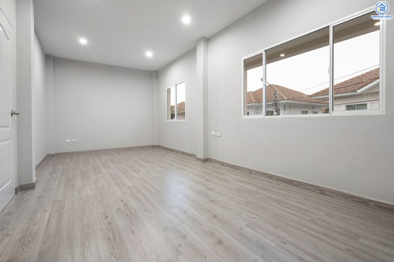 บ้านมือสองตกแต่งใหม่ ห้องมุม! ม.แลนซีโอ วงแหวนฯ-ปิ่นเกล้า (ซ.วัดพระเงิน) พบความสุขเหนือระดับ กับบ้านแฝดฟังก์ชั่นบ้านเดี่ยว โครงการแบรนด์ *ลลิล พร็อพเพอร์ตี้* เนื้อที่ 40.8 ตร.ว. 3นอน 2น้ำ พร้อมพื้นที่ด้านข้าง ครบครันทั้งห้องครัว+ที่จอดรถส่วนตัว บนทำเลใกล้ถนนกาญจนาภิเษก เข้า-ออกได้หลายเส้นทาง *เพียง 6 นาทีถึงจุดขึ้นทางด่วน "ศรีรัช" ในราคาพิเศษ..เพียง 3 ล้านต้นๆ เท่านั้น