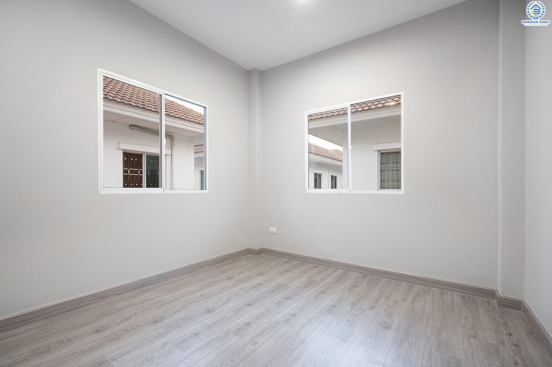 บ้านมือสองตกแต่งใหม่ ห้องมุม! ม.แลนซีโอ วงแหวนฯ-ปิ่นเกล้า (ซ.วัดพระเงิน) พบความสุขเหนือระดับ กับบ้านแฝดฟังก์ชั่นบ้านเดี่ยว โครงการแบรนด์ *ลลิล พร็อพเพอร์ตี้* เนื้อที่ 40.8 ตร.ว. 3นอน 2น้ำ พร้อมพื้นที่ด้านข้าง ครบครันทั้งห้องครัว+ที่จอดรถส่วนตัว บนทำเลใกล้ถนนกาญจนาภิเษก เข้า-ออกได้หลายเส้นทาง *เพียง 6 นาทีถึงจุดขึ้นทางด่วน "ศรีรัช" ในราคาพิเศษ..เพียง 3 ล้านต้นๆ เท่านั้น