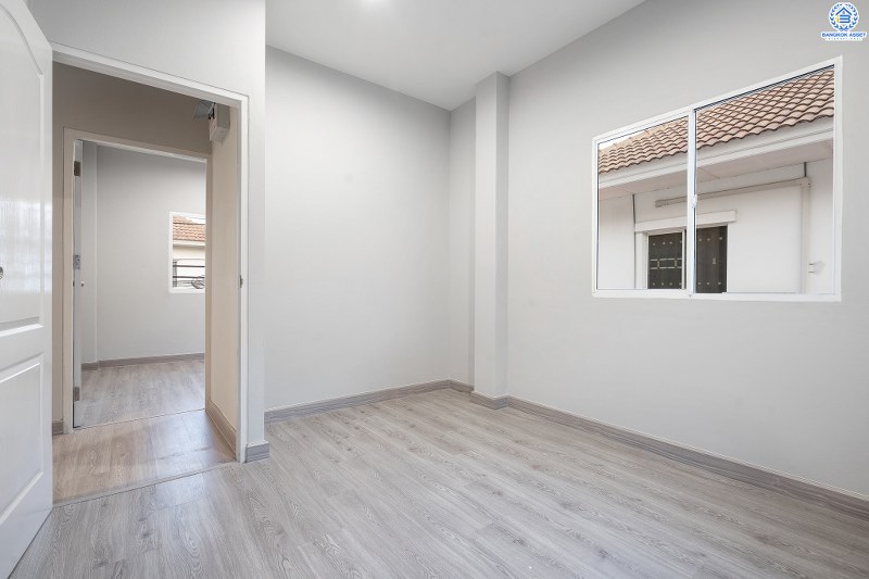 บ้านมือสองตกแต่งใหม่ ห้องมุม! ม.แลนซีโอ วงแหวนฯ-ปิ่นเกล้า (ซ.วัดพระเงิน) พบความสุขเหนือระดับ กับบ้านแฝดฟังก์ชั่นบ้านเดี่ยว โครงการแบรนด์ *ลลิล พร็อพเพอร์ตี้* เนื้อที่ 40.8 ตร.ว. 3นอน 2น้ำ พร้อมพื้นที่ด้านข้าง ครบครันทั้งห้องครัว+ที่จอดรถส่วนตัว บนทำเลใกล้ถนนกาญจนาภิเษก เข้า-ออกได้หลายเส้นทาง *เพียง 6 นาทีถึงจุดขึ้นทางด่วน "ศรีรัช" ในราคาพิเศษ..เพียง 3 ล้านต้นๆ เท่านั้น