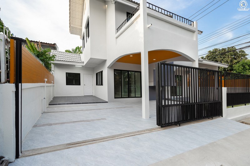 บ้านมือสองตกแต่งใหม่ ทำเลย่านปากเกร็ด ม.เสริมสุขนคร (ติวานนท์-แจ้งวัฒนะ) บ้านหลังใหญ่ห้องมุม! 4 ห้องนอน (มีห้องเอนกประสงค์ชั้นล่าง) บนพื้นที่ใช้สอยเกือบ 200 ตร.ม. พร้อมฟังก์ชั่นครบครันทั้งครัวเคาน์เตอร์ และที่จอดรถ 2 คัน* บนทำเลเดินทางสะดวก เข้า-ออกได้ทั้งทางติวานนท์ และแจ้งวัฒนะ เพียง 15 นาทีถึงเซ็นทรัลแจ้งวัฒนะ...ราคาสุดคุ้ม!