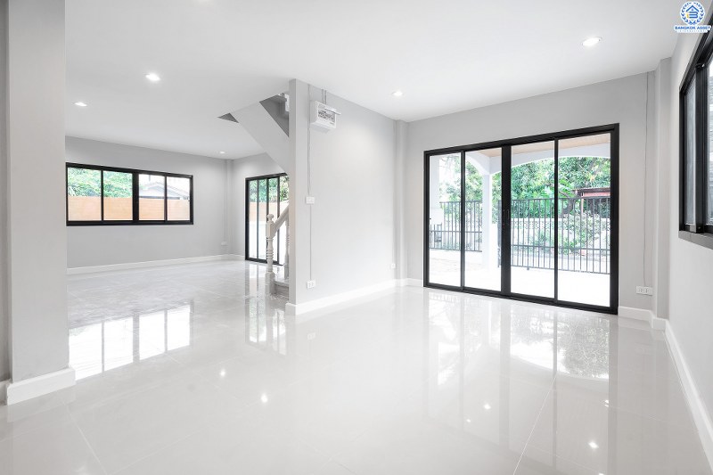 บ้านมือสองตกแต่งใหม่ ทำเลย่านปากเกร็ด ม.เสริมสุขนคร (ติวานนท์-แจ้งวัฒนะ) บ้านหลังใหญ่ห้องมุม! 4 ห้องนอน (มีห้องเอนกประสงค์ชั้นล่าง) บนพื้นที่ใช้สอยเกือบ 200 ตร.ม. พร้อมฟังก์ชั่นครบครันทั้งครัวเคาน์เตอร์ และที่จอดรถ 2 คัน* บนทำเลเดินทางสะดวก เข้า-ออกได้ทั้งทางติวานนท์ และแจ้งวัฒนะ เพียง 15 นาทีถึงเซ็นทรัลแจ้งวัฒนะ...ราคาสุดคุ้ม!